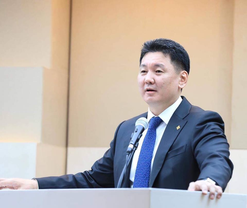 “Ерөнхийлөгч хөлөө үнсүүлж, нуруугаа маажуулах гээд байгаа юм уу, хаашаа юм”!